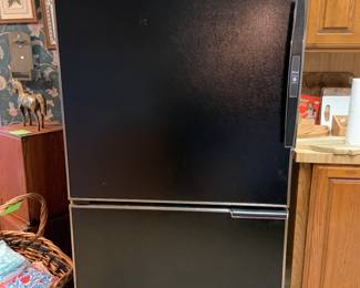 Amana bottom freezer fridge