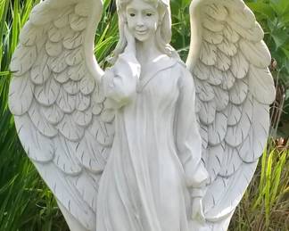 Rind around the Angel garden statue.