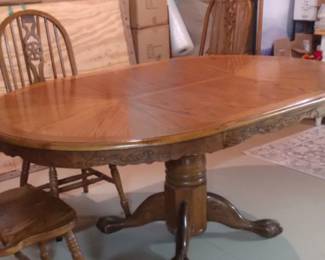 Beautiful Oak Kitchen table with hide-away leaf.   48" Round converts to 72" Oval.  Set includes 6 matching chairs.