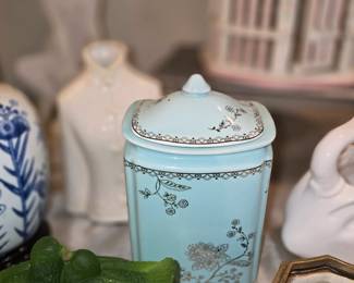 Porcelain lidded jar.