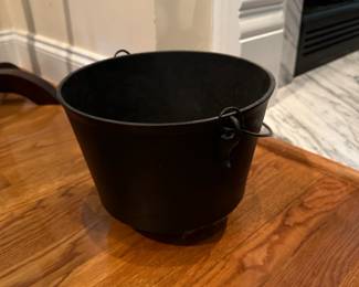 A3 - $30 - Small Gate marked cast iron pot 