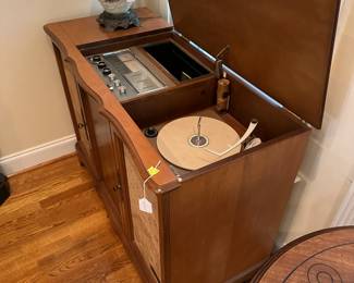 A20 - $325. Zenith Model SFF2535 Stereo Cabinet. WORKS!