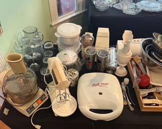 A93 - Lots of individually priced kitchen items!