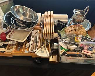 A92 - Lots of individually priced kitchen items!