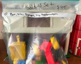 A129 - $45 Fisher Price Family Play Farm. Barn, Silo, 8 People, Tractor & Wagon. 