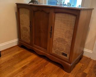 A20 - $325. Zenith Model SFF2535 Stereo Cabinet. WORKS!