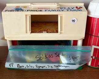 A129 - $45 Fisher Price Family Play Farm. Barn, Silo, 8 People, Tractor & Wagon. 
