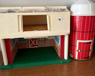 A129 - $45 Fisher Price Family Play Farm. Barn, Silo, 8 People, Tractor & Wagon. 
