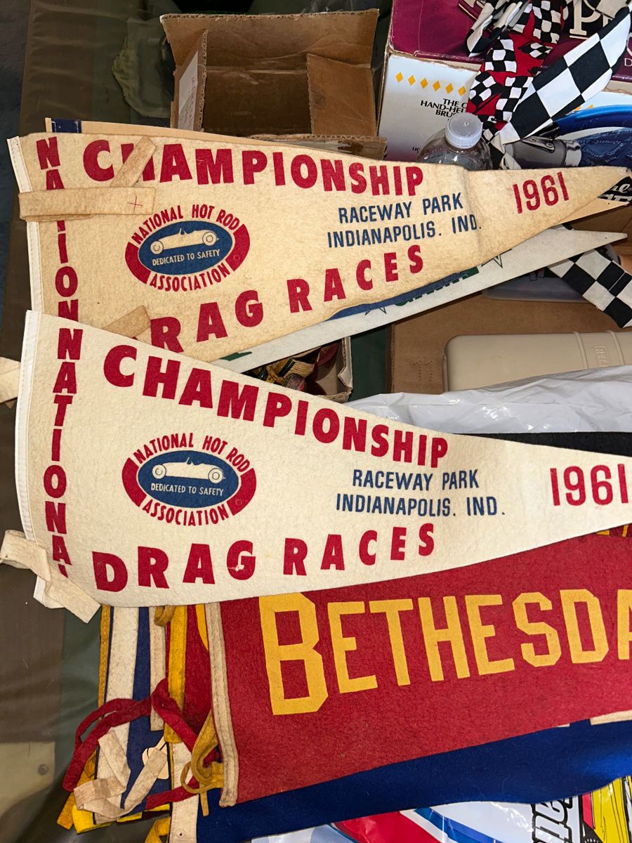 TALL ROB'S HUGE VINTAGE AUTOMOBILIA WEST... starts on 10/10/2024