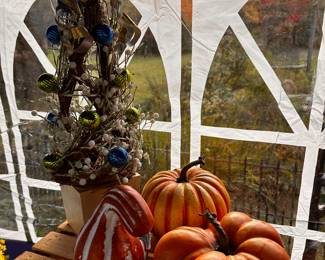Just a few of the decorative items that came out of the craft/floral barn and are now displayed in the tent! 