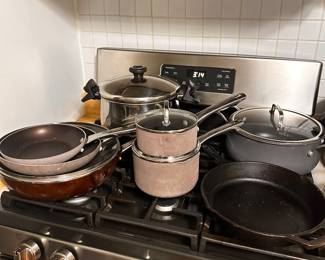 Lots of great pots/pans and bakeware! 