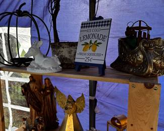Just a few of the decorative items that came out of the craft/floral barn and are now displayed in the tent! 