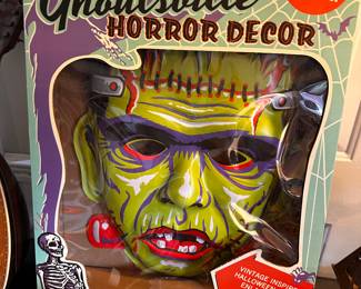 This is an absolutely SUPERB GHOULSVILLE RETRO-A-GO-GO! Vintage Blow Mold Frankenstein Head NEAR MINT in the original box! Designed by Doug P'Gosh
Measures approx. 17" x 22" 