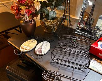 A nice table full of decorative items !