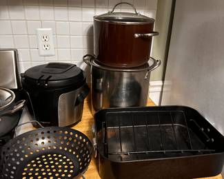 Lots of great pots/pans and bakeware! 