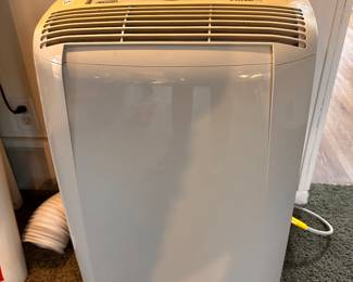 A nice working Delonghi Indoor Portable Room AC Unit! WORKS! Come s complete with vents, hoses and all accessories! 