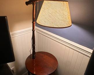 Nice wooden Table w/Lamp! Obviously works! 