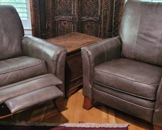 Pair of La-Z-Boy recliners in leather, mushroom color