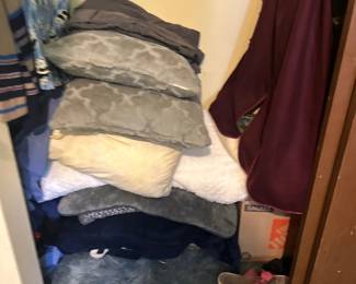 decorative pillows & blankets