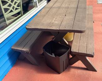 Picnic table