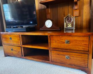 Vizio Tv/ beautiful TV stand 