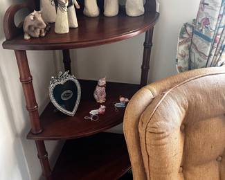 Davis corner curio / Willow Tree nativity