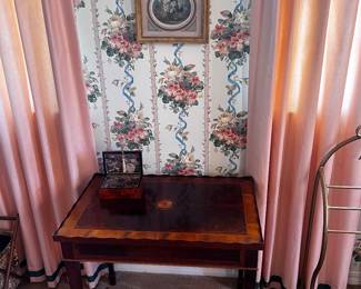 Hekman ladies card table banded mahogany 