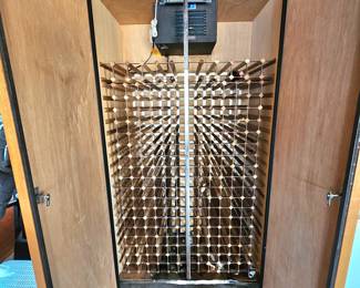 400+ Bottle Wine Chiller / Cooler Vault. (Works Great)