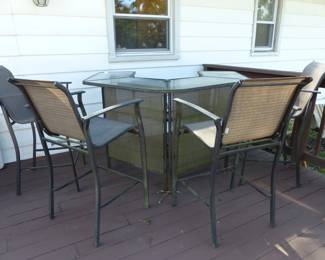 Outdoor free standing bar with 4 bar stools