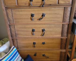 Chest of drawers 