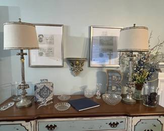 Pair of lamps, crystal glass, books 
