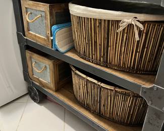 Shelf unit with baskets 
