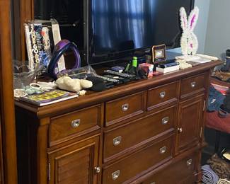 Dresser with Mirror for Bedroom Suite