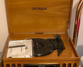 Detrola Record Player/ Radio Combo