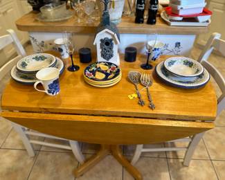 Need a small table…this is it !! Sides come up if you need it larger