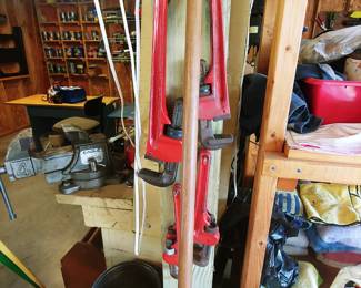Pipe wrenches
