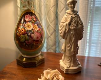 Porcelain lamp and figurienes