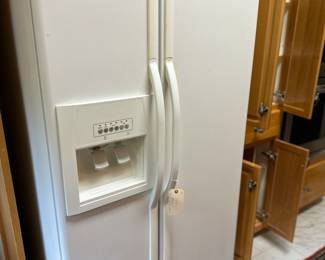 Side-by-side freezer/fridge