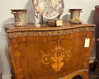 Inlaid cabinet with Chinese porcelain