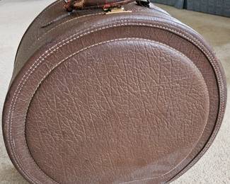 fabulous leather hat box, pristine