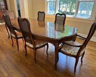 Dining Table w/ 2 Leaves and 6 Chairs