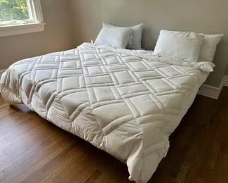 2 Twin Beds, King Comforter, Pillows