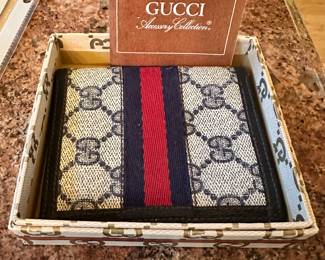 #145 - $200 - Gucci men's wallet
