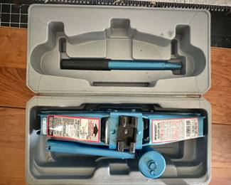 Scissor Jack, 2,200 lb. Capacity. 