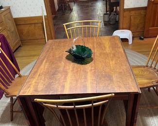 Beautiful drop leaf with 3 leaves.
