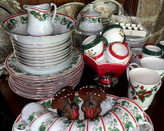 Lynns Fine China Christmas Holly Pattern
