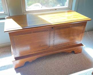 Lane Cedar Chest in Excellent Condition made of Oak
