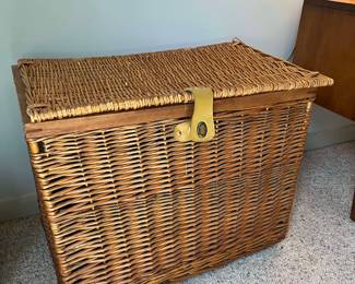 Vtg Wicker Linen Storage Trunk