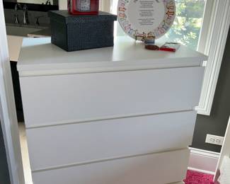 Contemporary chest of drawers