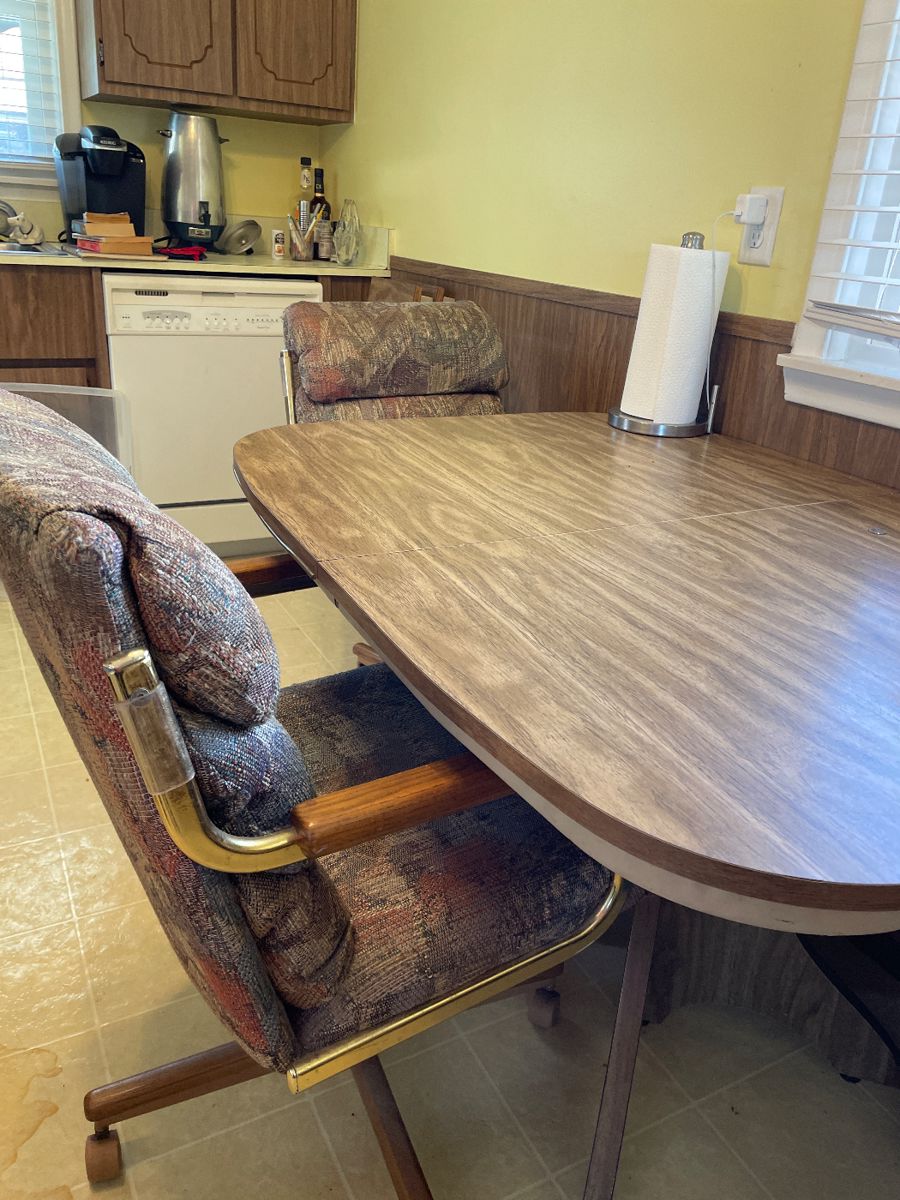 Kitchen table with 2 extensions and 4 chairs 